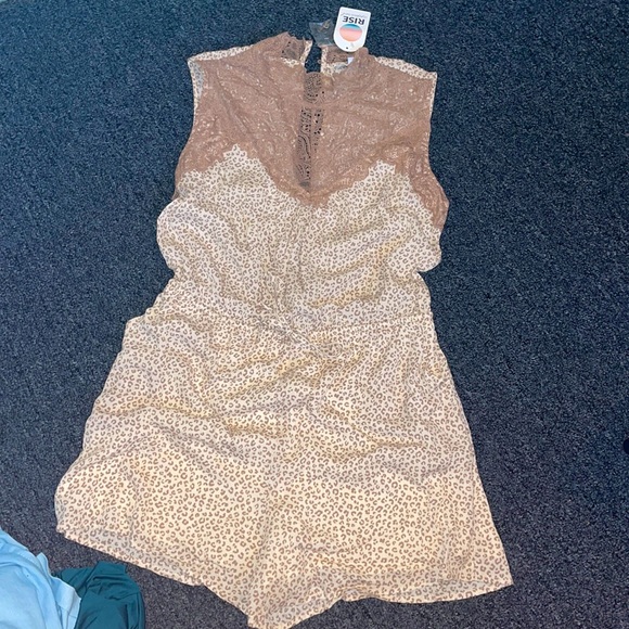 Leopard Print Romper w Lace - Picture 1 of 5